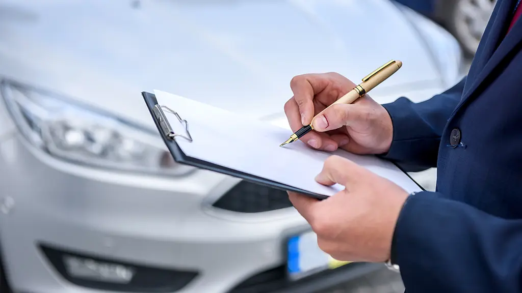 Ein Experte führt die Checkliste durch